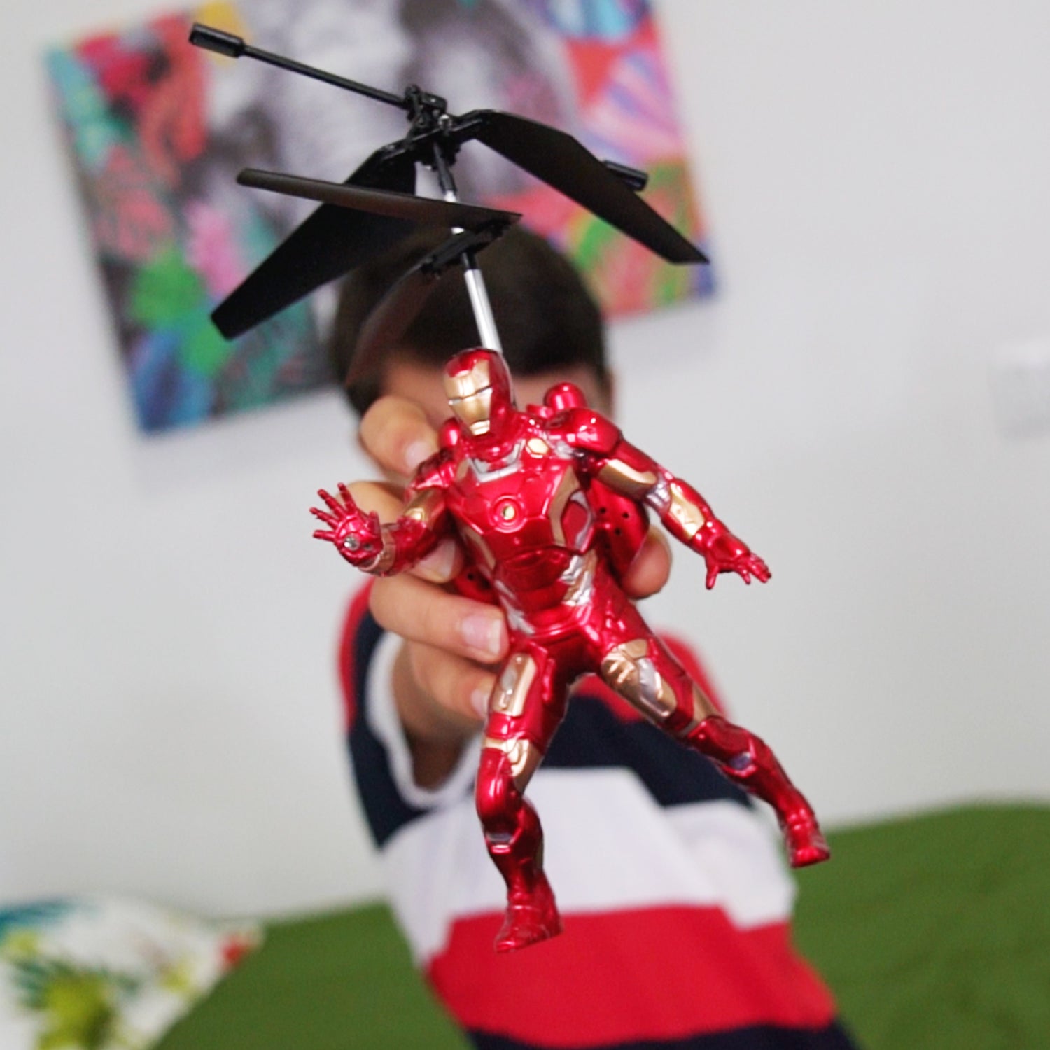 Figura voladora de Iron Man con control remoto