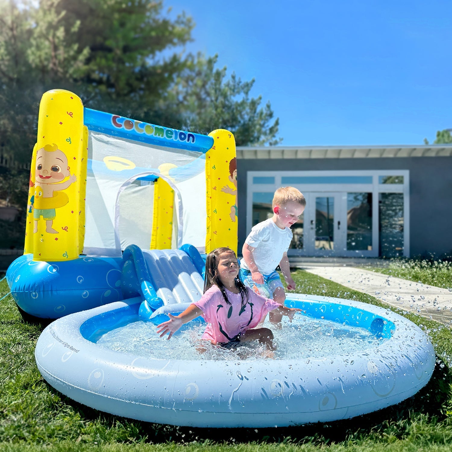 Casa Inflable con Tobogán y Piscina CoComelon (Incluye Bomba de Aire Eléctrica)