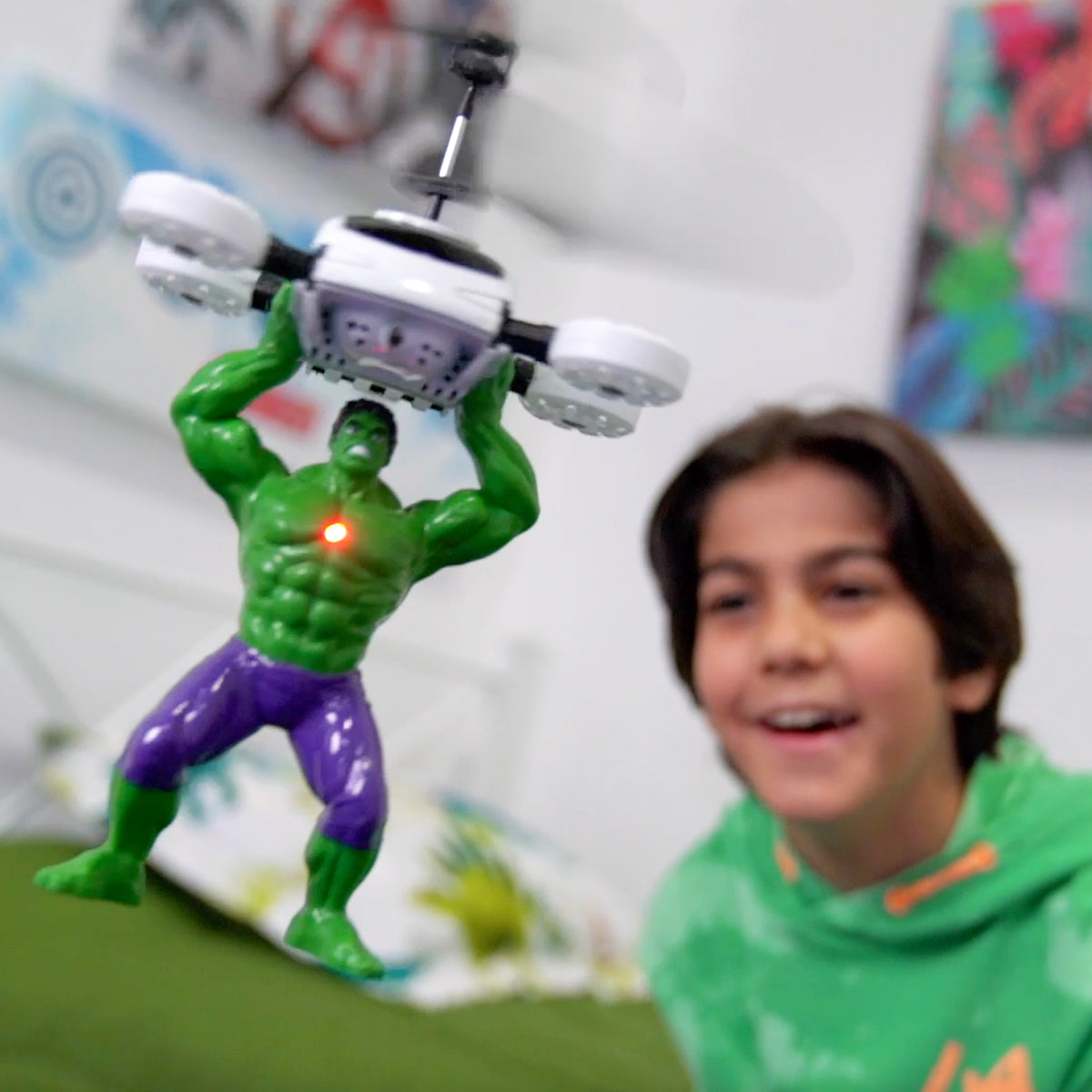 ・ Hulk RC Flying Figure – World Tech Toys